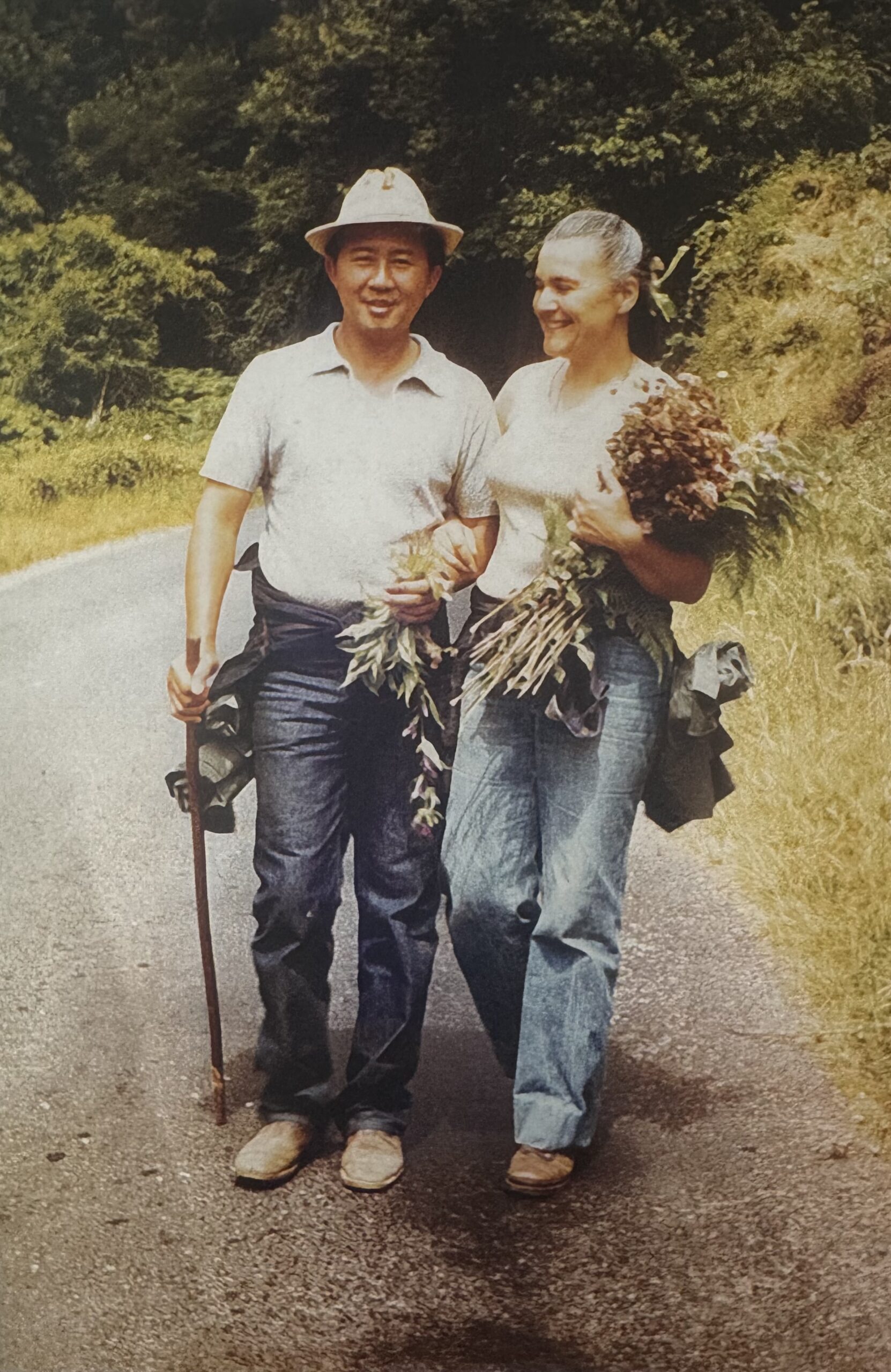 Vinh et Claudine Lu revenant d'une cueillette
